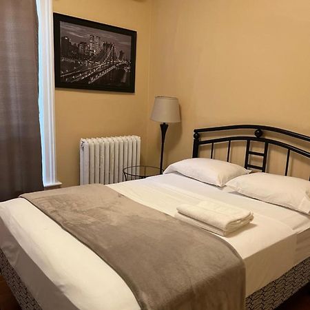 Adas Guesthouse โตรอนโต ภายนอก รูปภาพ