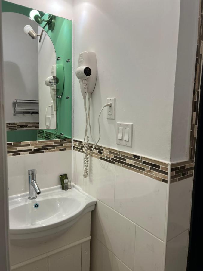 Adas Guesthouse โตรอนโต ภายนอก รูปภาพ