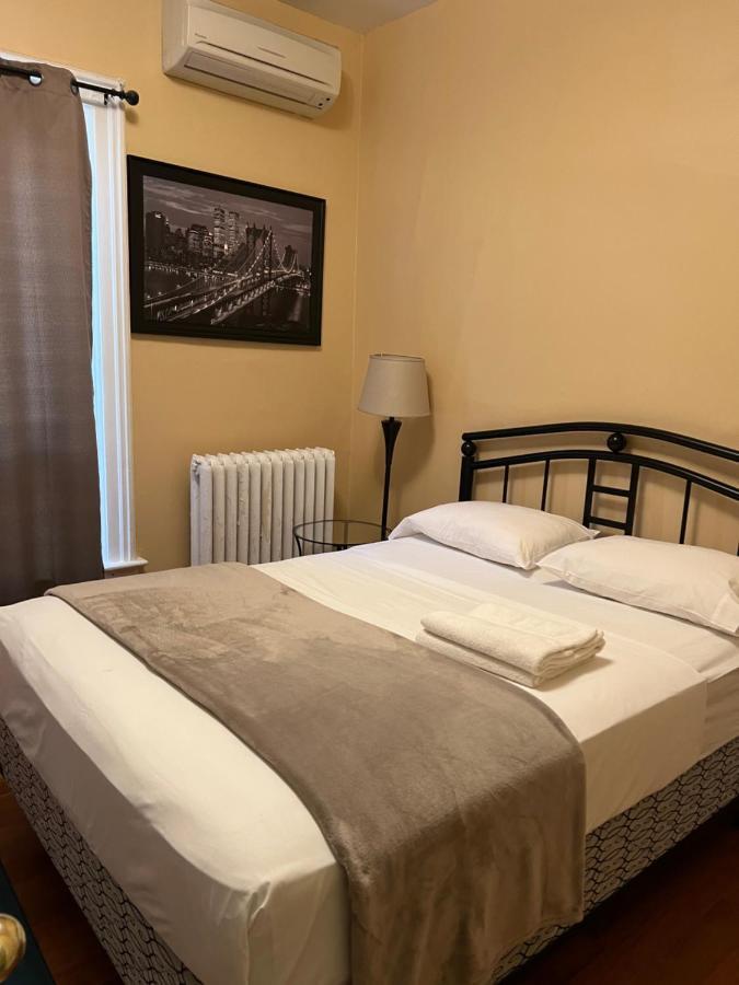 Adas Guesthouse โตรอนโต ภายนอก รูปภาพ
