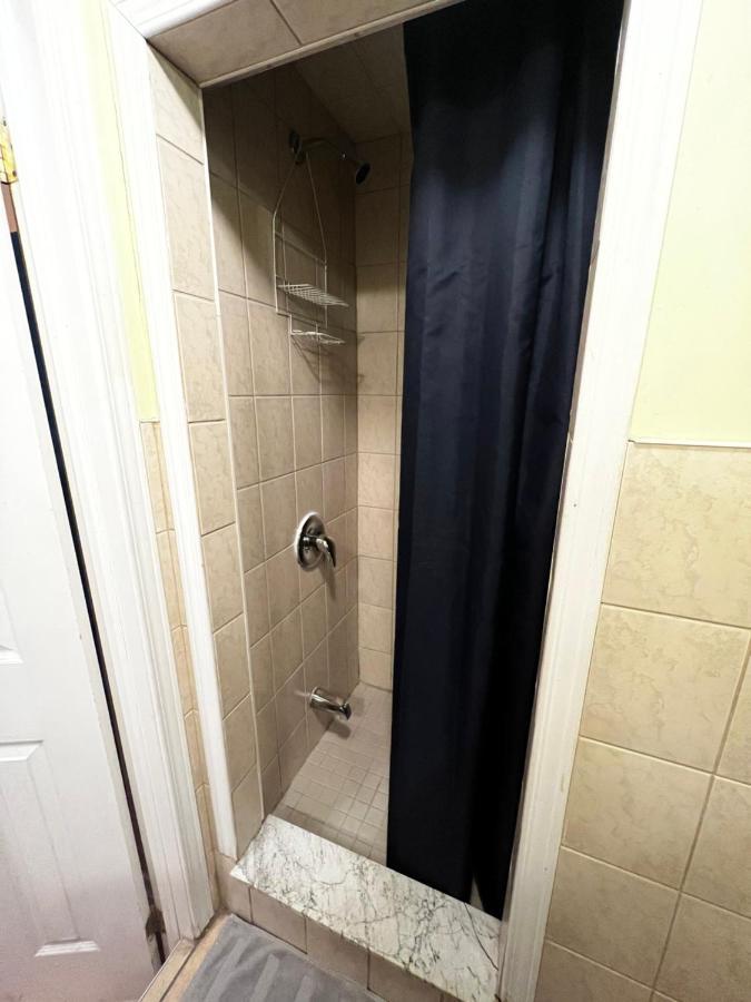 Adas Guesthouse โตรอนโต ภายนอก รูปภาพ