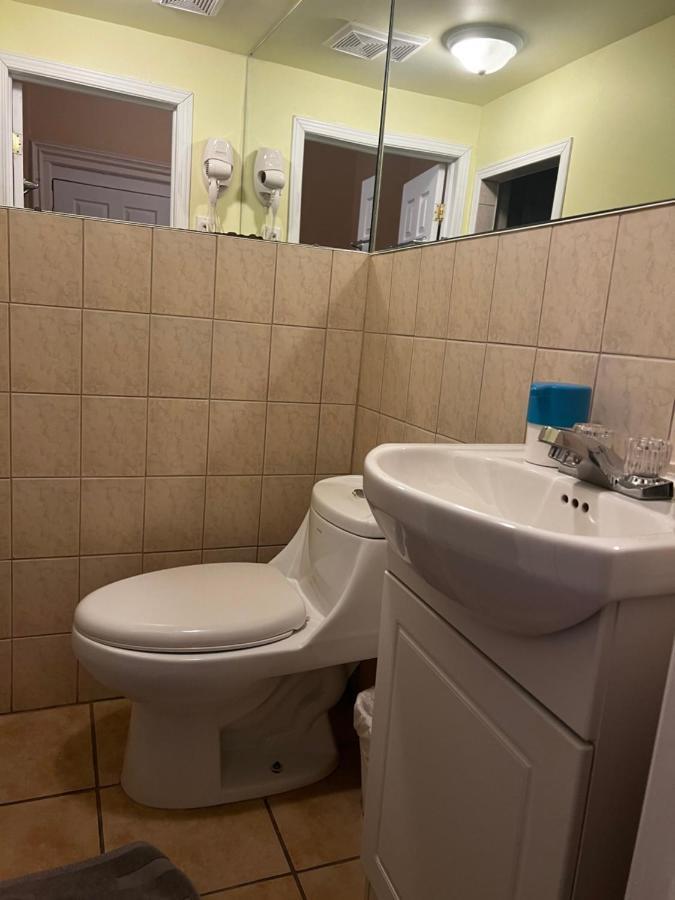 Adas Guesthouse โตรอนโต ภายนอก รูปภาพ